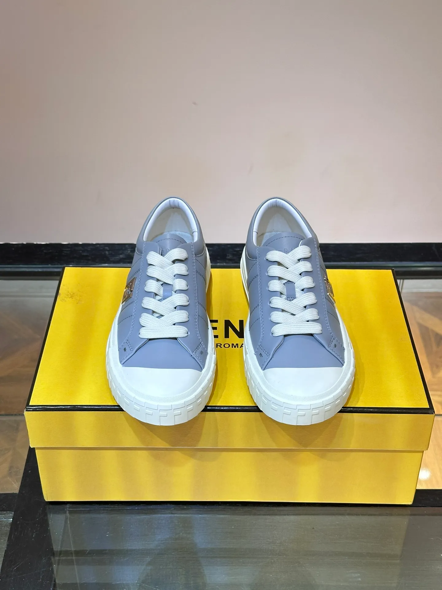 Men's Men's Shoes 💰380 [New Style] 🍿🍿Fendi Fendi Casual Sneakers Skateboard Shoes, the new Domino sneakers have become a favorite shoe. For those who want to create a simple and FENDI-characteristic look, this shoe is the perfect choice. Because this sneaker is one of the most cost-effective among FENDI's entry-level sneakers, it provides a great opportunity to attract and attract all customers who love easy and comfortable everyday sneakers. Size: 38-45 (men’s size 38.45 customized)